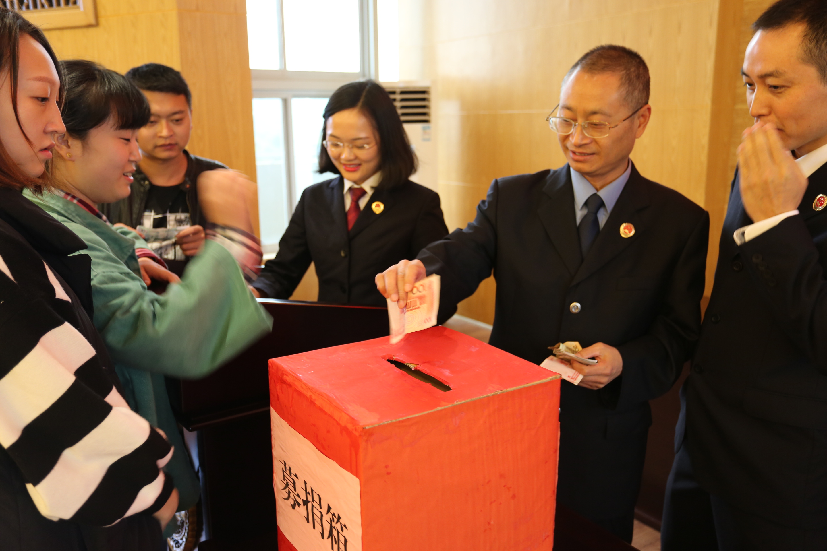 三台县检察院开展扶贫日募捐活动