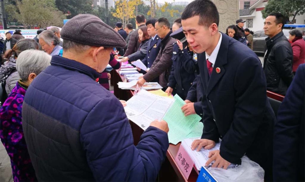 三台县检察院在国家宪法日开展法制宣传活动
